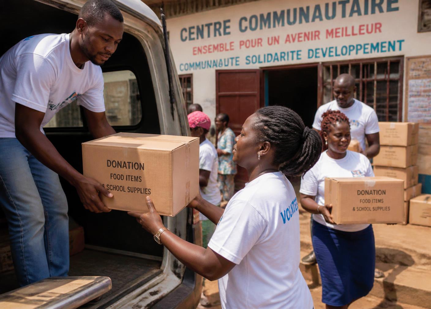 Benevole accompagnant des enfants